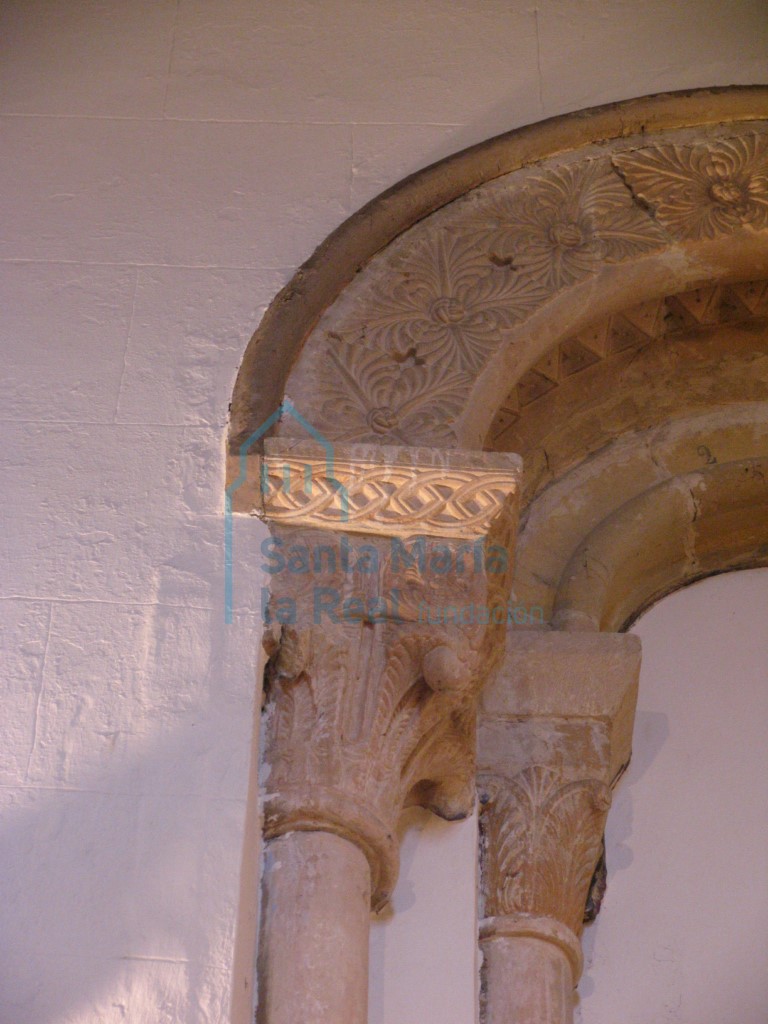 Detalle de la ventana románica