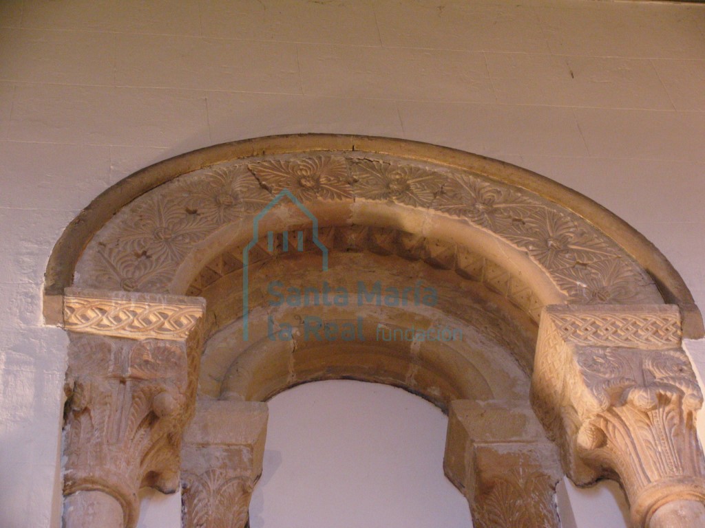 Detalle del ventanal románico