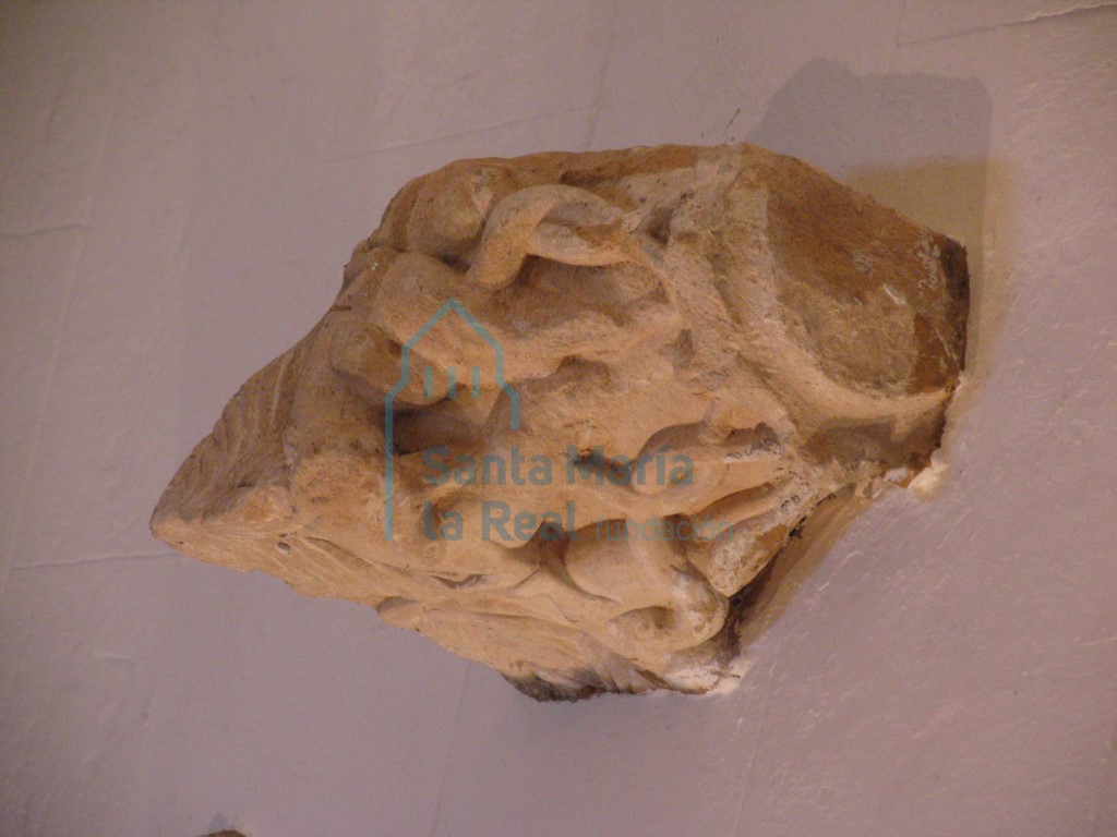 Capitel con serpientes