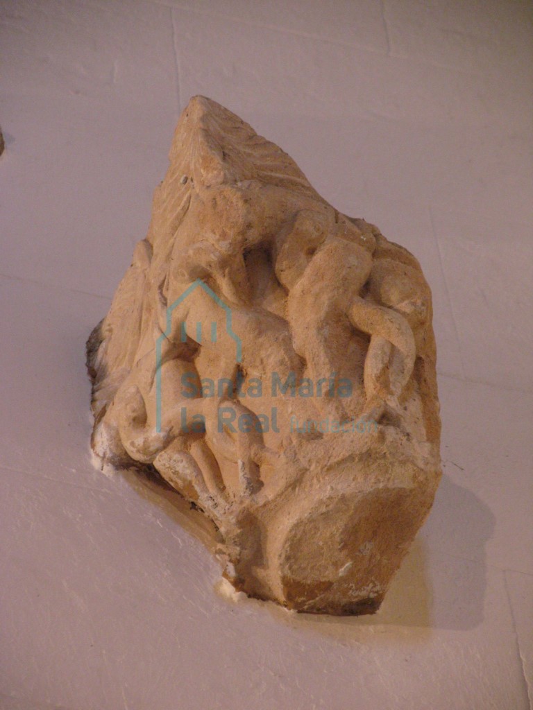 Capitel con serpientes