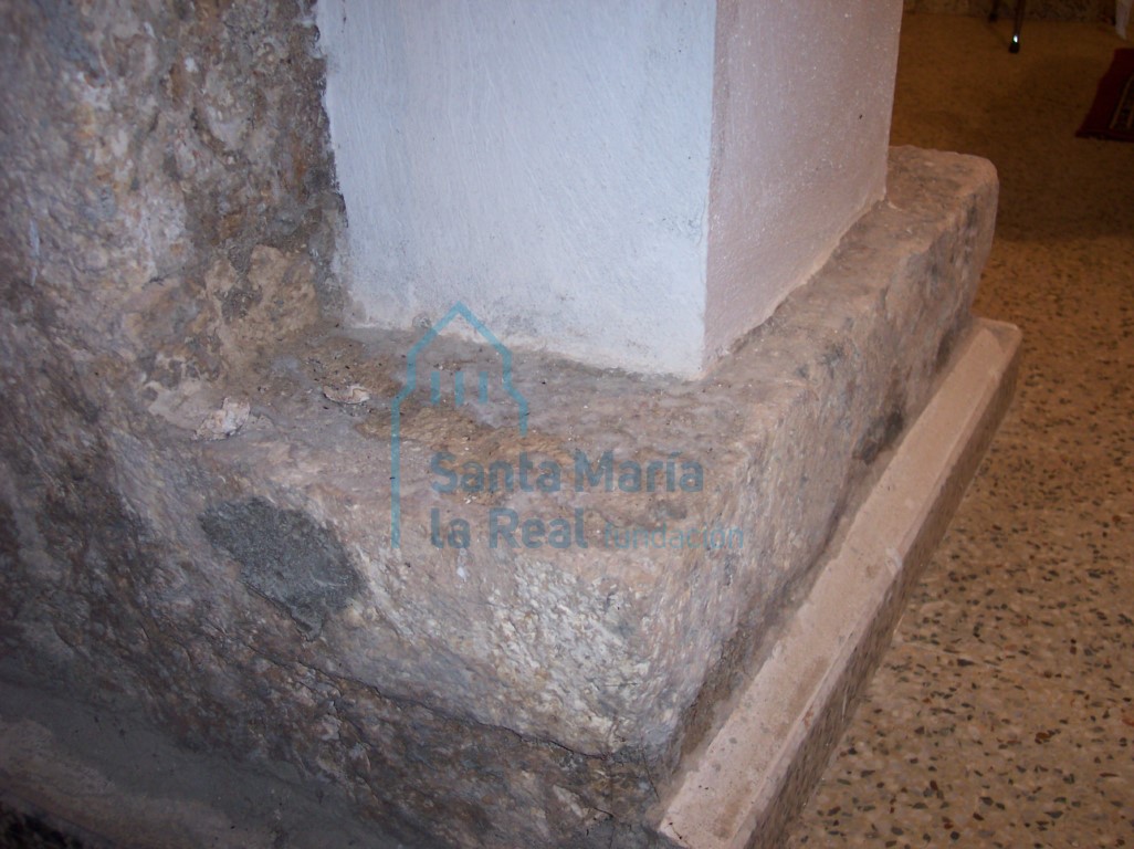 Basa izquierda del arco triunfal