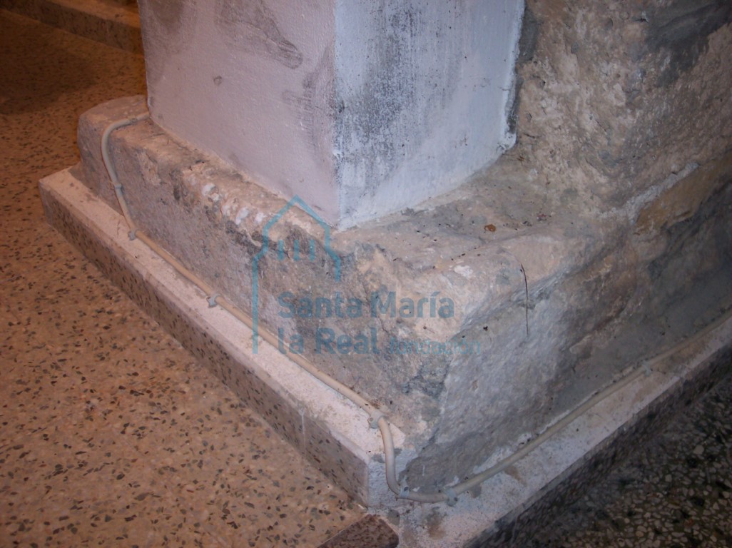 Basa derecha del arco triunfal