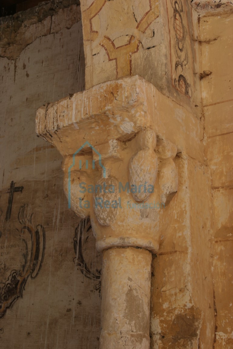 Capitel del arco triunfal. Decoración de piñas