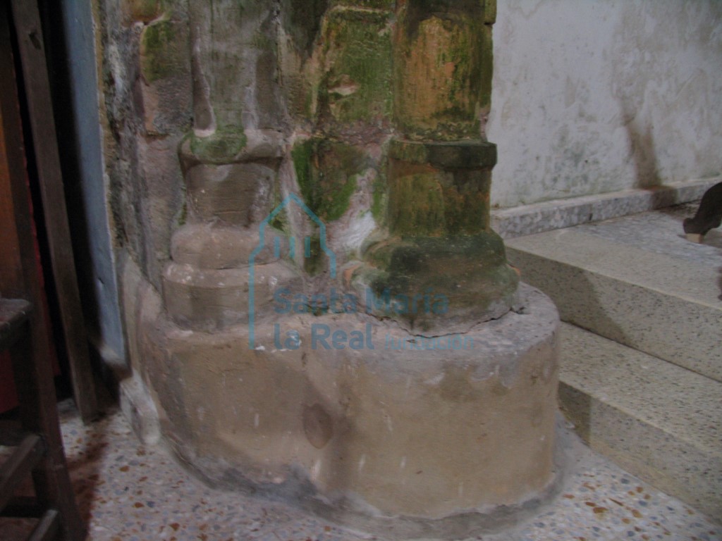 Basas del lado izquierdo del arco triunfal