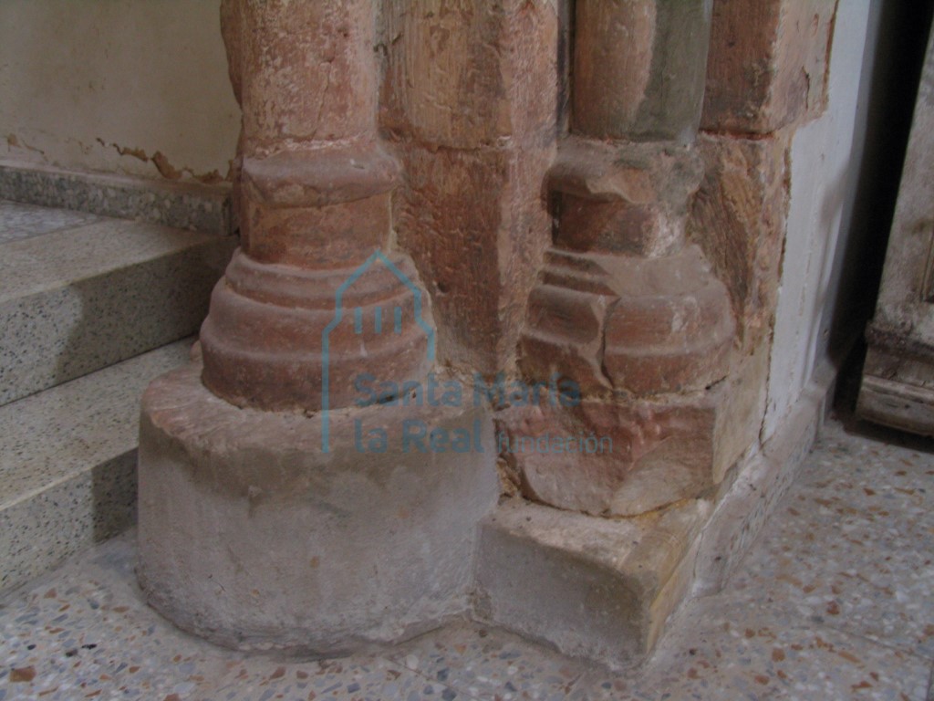 Basas del lado derecho del arco triunfal