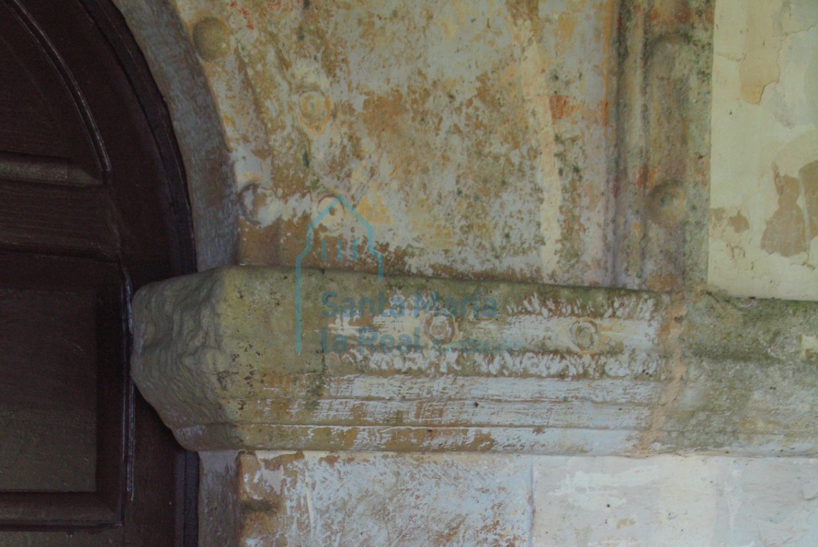 Detalle de la imposta derecha de la portada sur