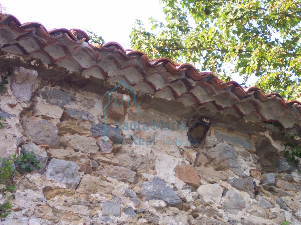 Canecillos en el muro norte de la nave Canecillos en el muro norte de la nave