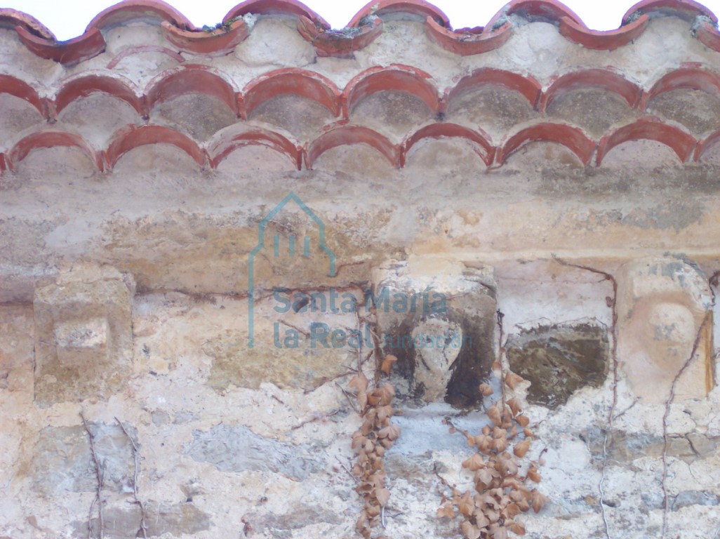 Canecillos en el muro norte de la nave
