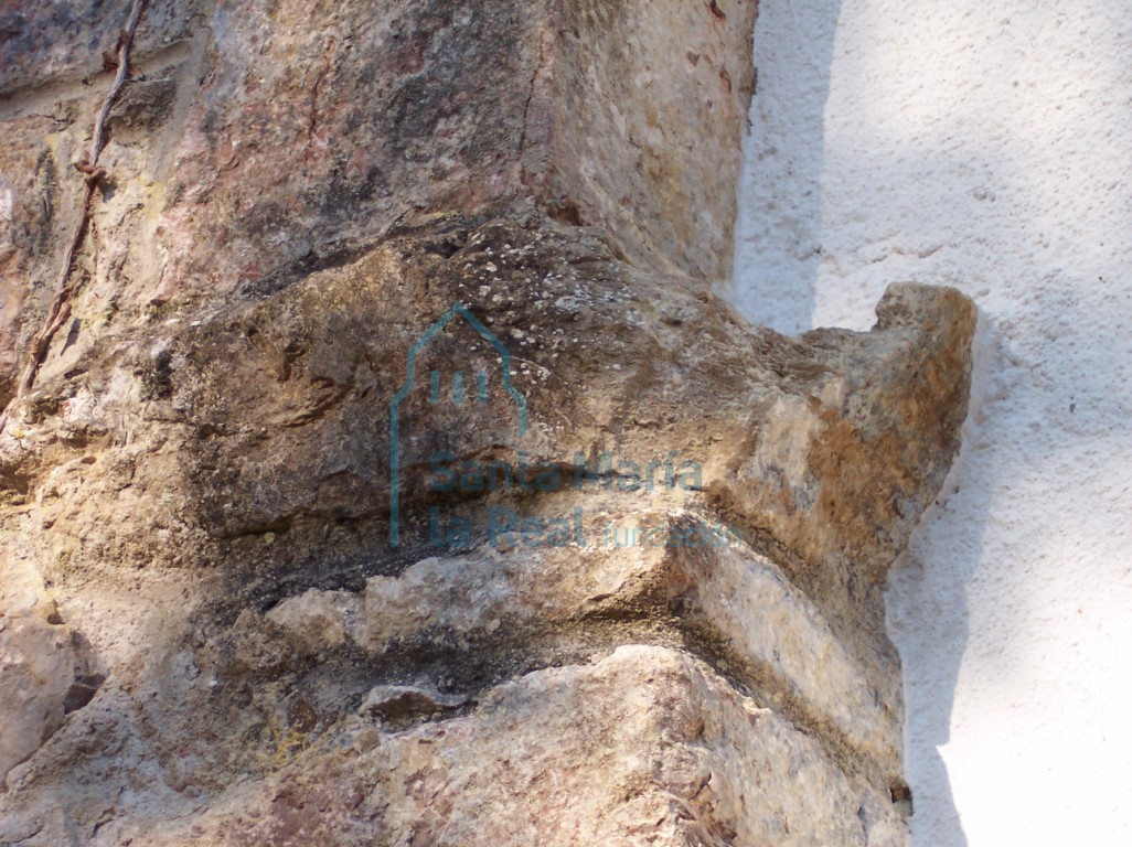 Detalle del arranque del arco de la portada occidental
