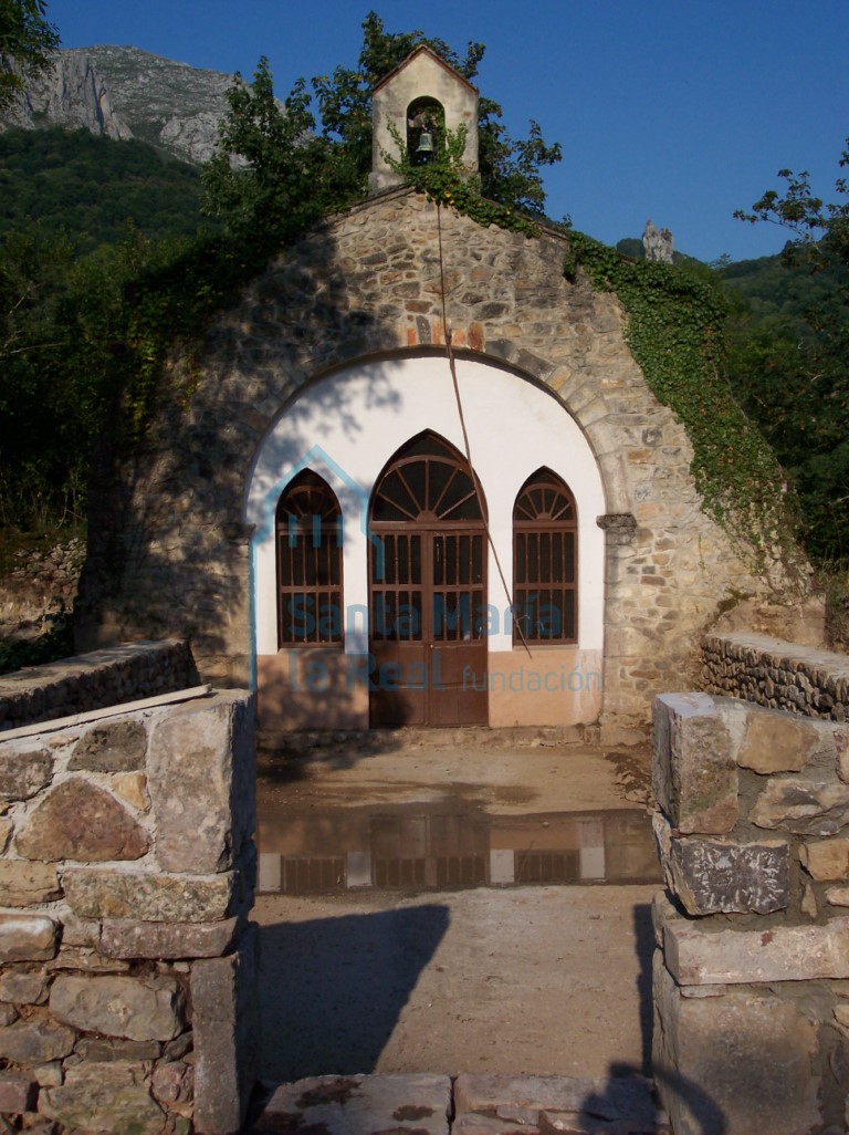 Vista de la fachada de la iglesia