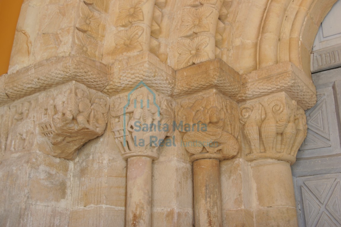 Capiteles del lado izquierdo de la portada meridional principal