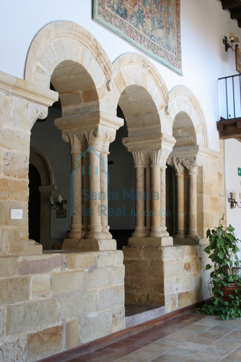 Arquería del recinto occidental de la iglesia