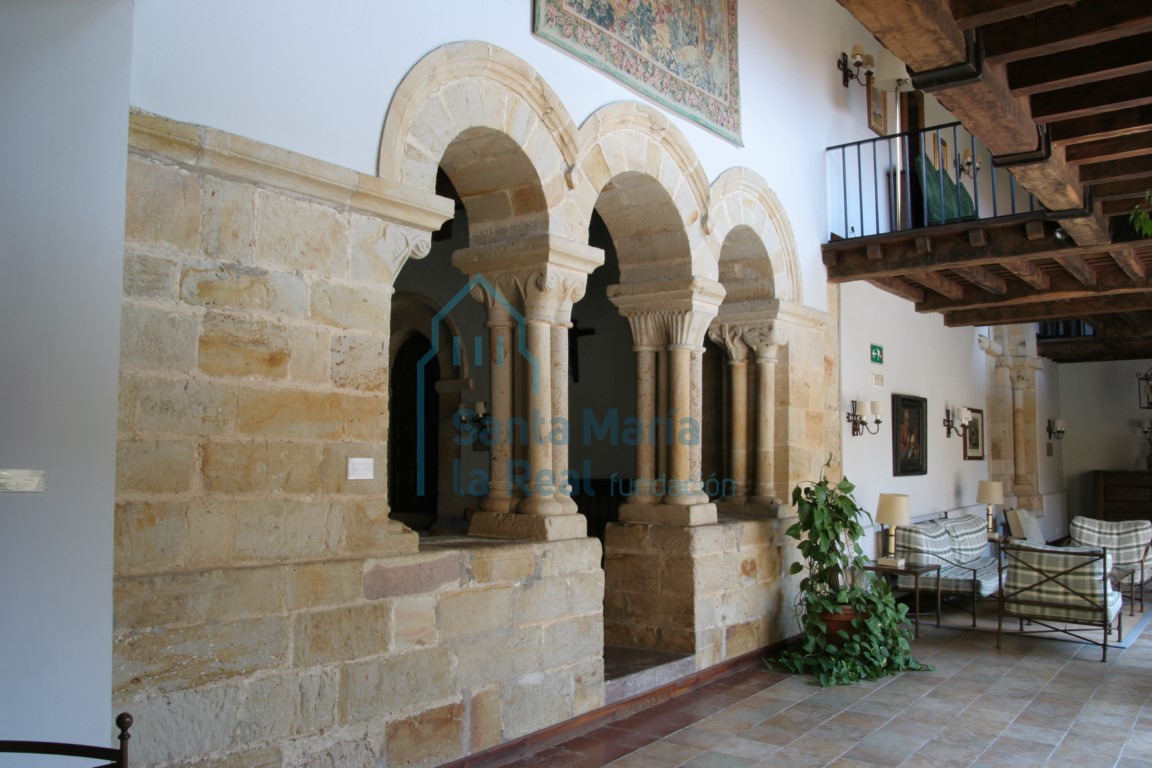 Arquería del recinto occidental de la iglesia