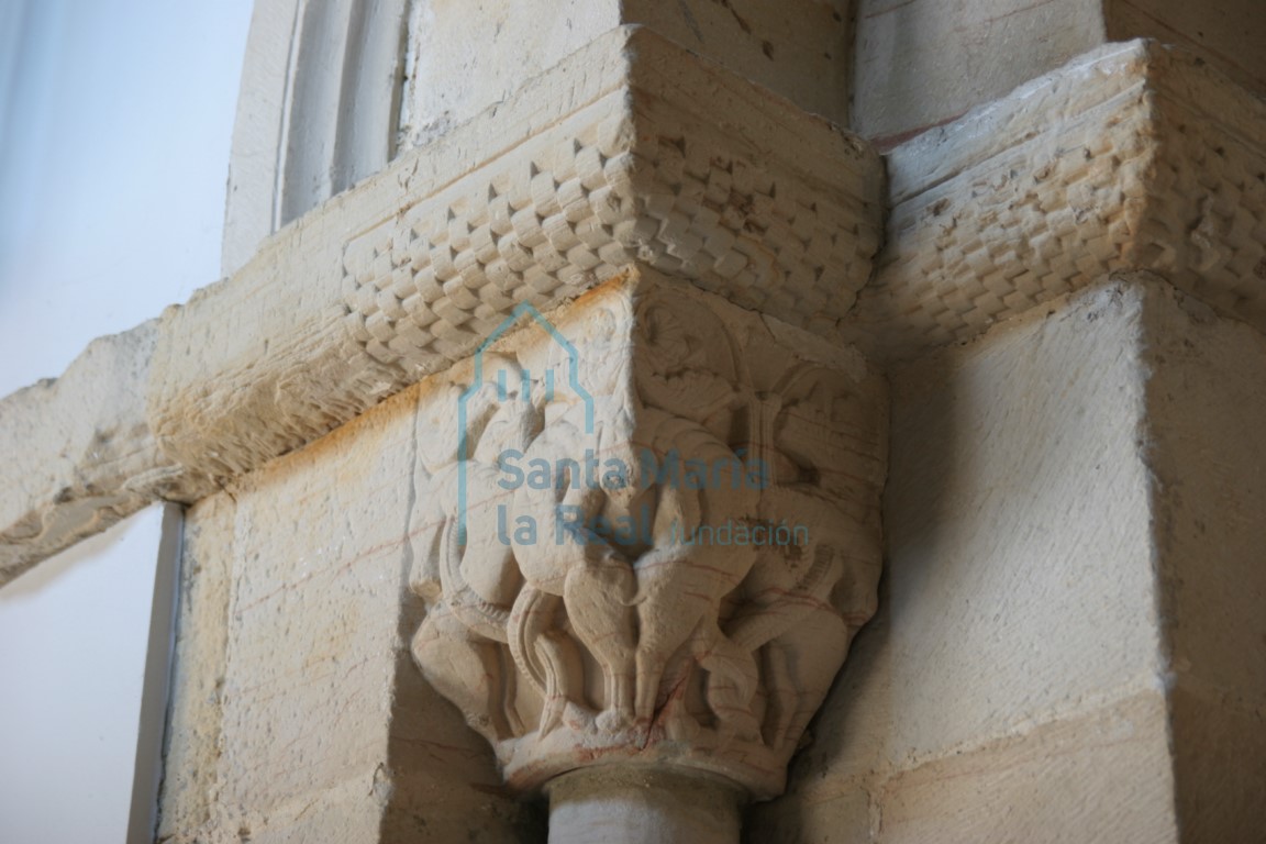 Capitel del lado izquierdo de la portada meridional secundaria