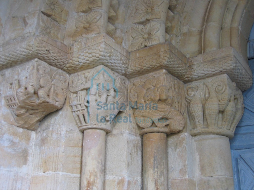 Capiteles del lado izquierdo de la portada meridional principal