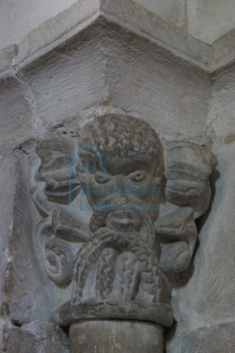 Capitel del arco de comunicación entre la capilla mayor y la capilla de la Epístola. Cabeza masculina, con barba y bigote trenzados