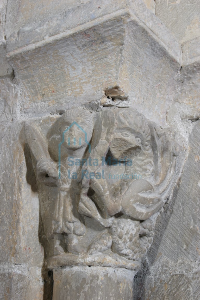 Capitel del arco de comunicación entre la capilla mayor y la capilla del Evangelio. Lucha de un hombre armado contra un dragón alado