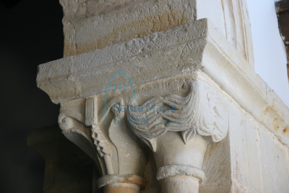 Capiteles de la arquería del recinto occidental de la iglesia