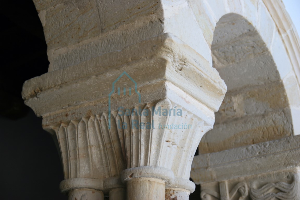 Capiteles de la arquería del recinto occidental de la iglesia