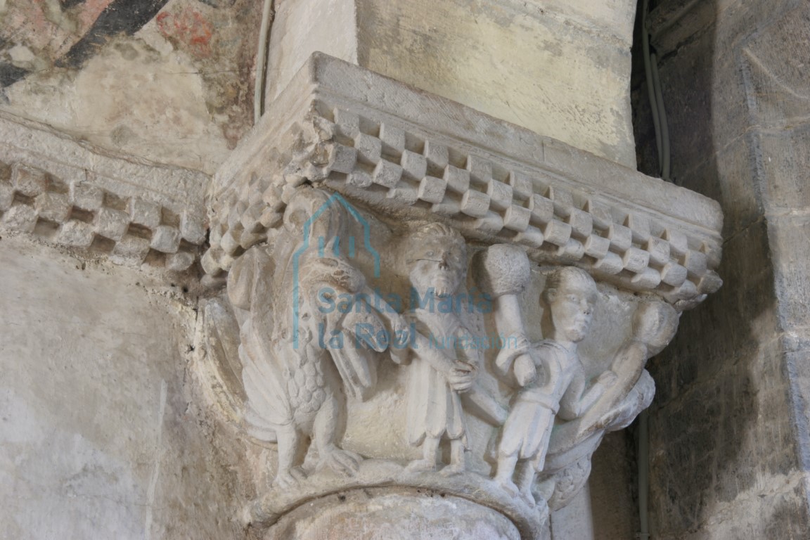 Capitel de la arquería absidal. Dos grandes aves y dos hombres, uno sujetando una barra y el otro una maza Capitel de la arquería absidal. Dos grandes aves y dos hombres, uno sujetando una barra y el otro una maza