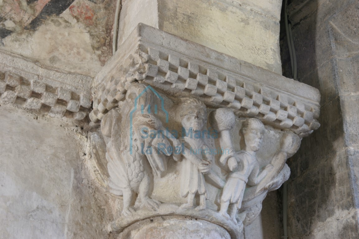 Capitel de la arquería absidal. Dos grandes aves y dos hombres, uno sujetando una barra y el otro una maza