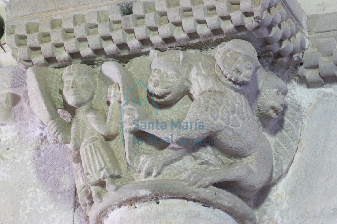 Capitel de la arquería absidal. Escena de lucha entre tres animales monstruosos y un ángel