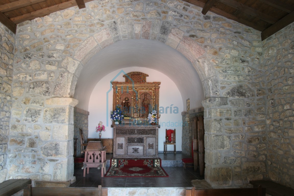 Arco triunfal e interior de la cabecera