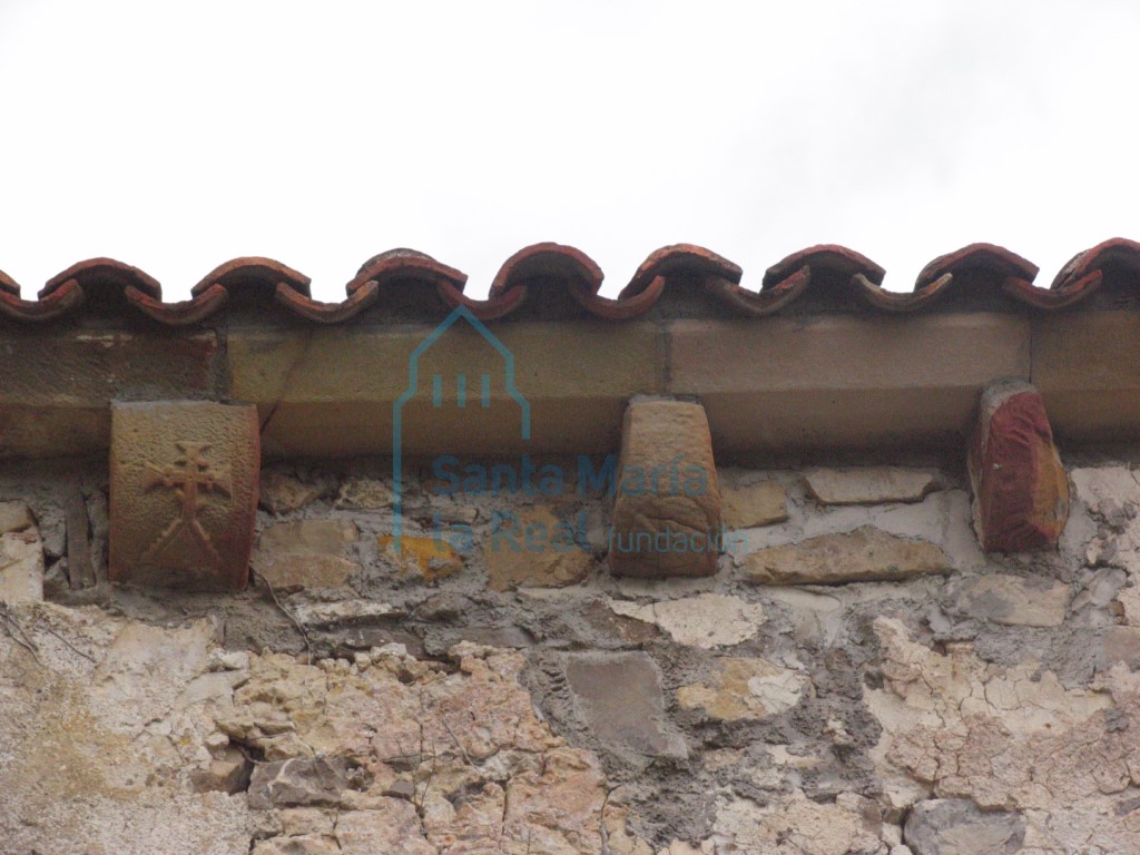 Canecillos del lado sur de la cabecera