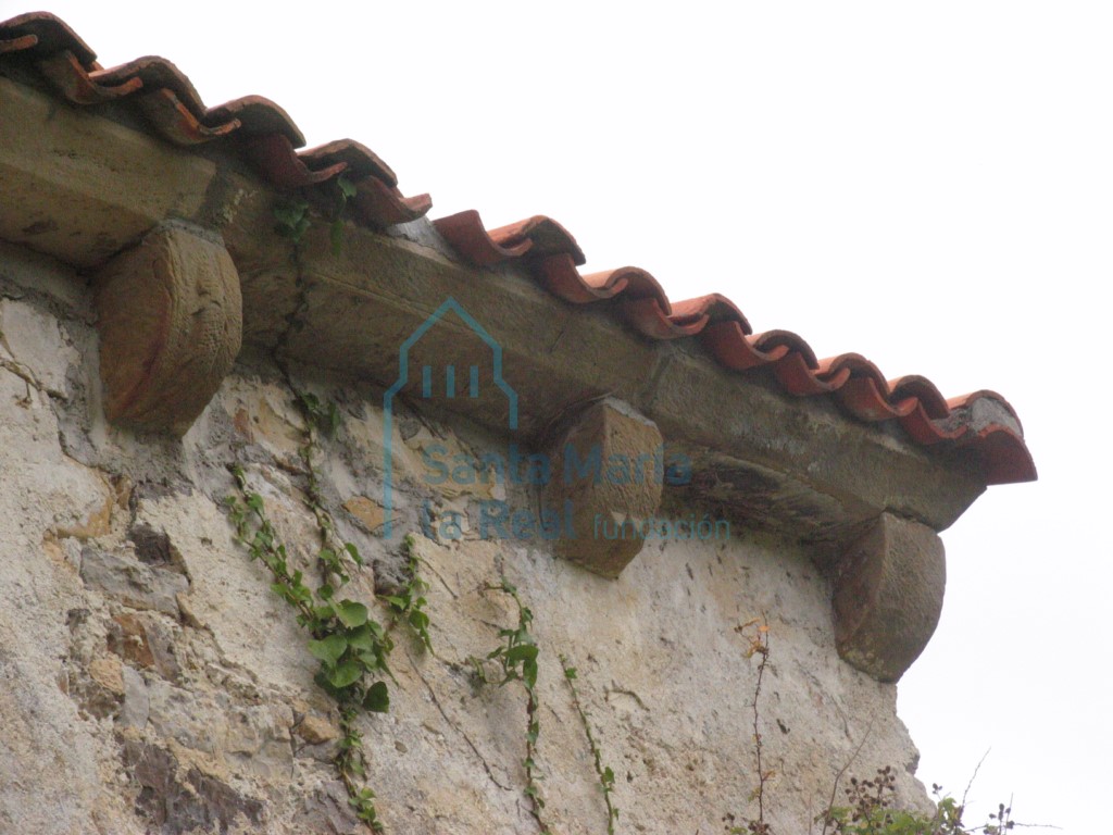 Canecillos del lado sur de la cabecera