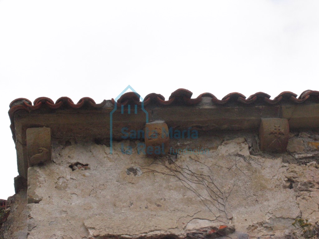 Canecillos del lado sur de la cabecera
