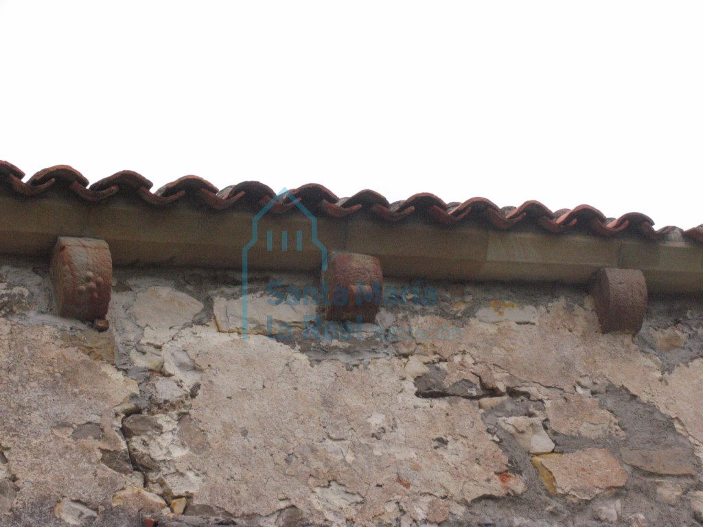 Canecillos del lado sur de la cabecera