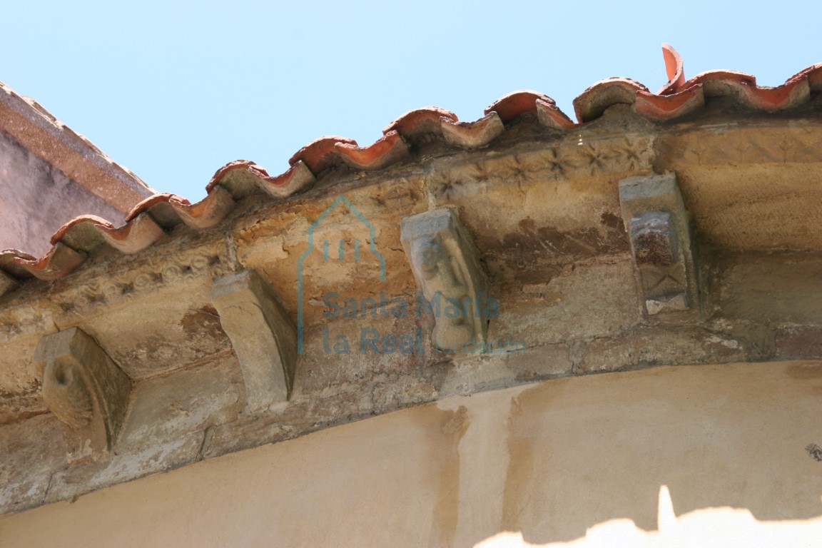 Detalle de los canecillos de la cabecera
