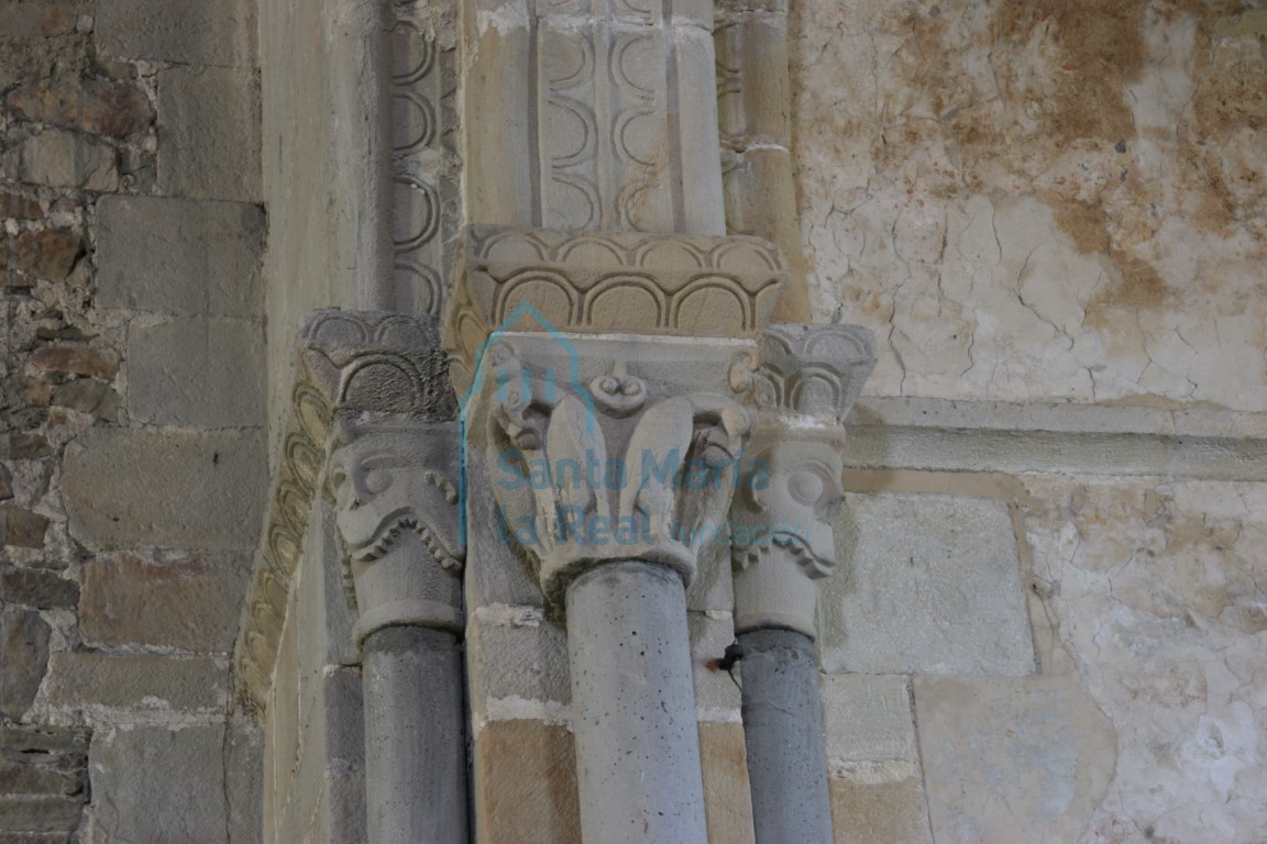 Capiteles del arco triunfal lado del evangelio