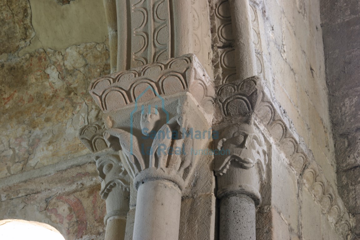 Capiteles del arco triunfal lado de la epístola