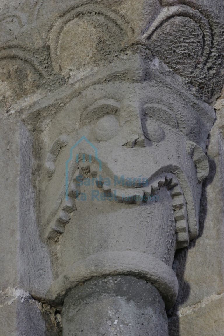 Detalle de uno de los capiteles del arco triunfal