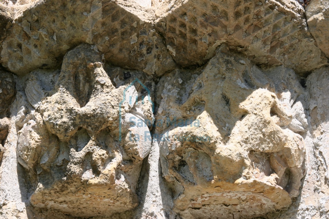 Capiteles portada sur con parejos de centauros y grifos afrontados