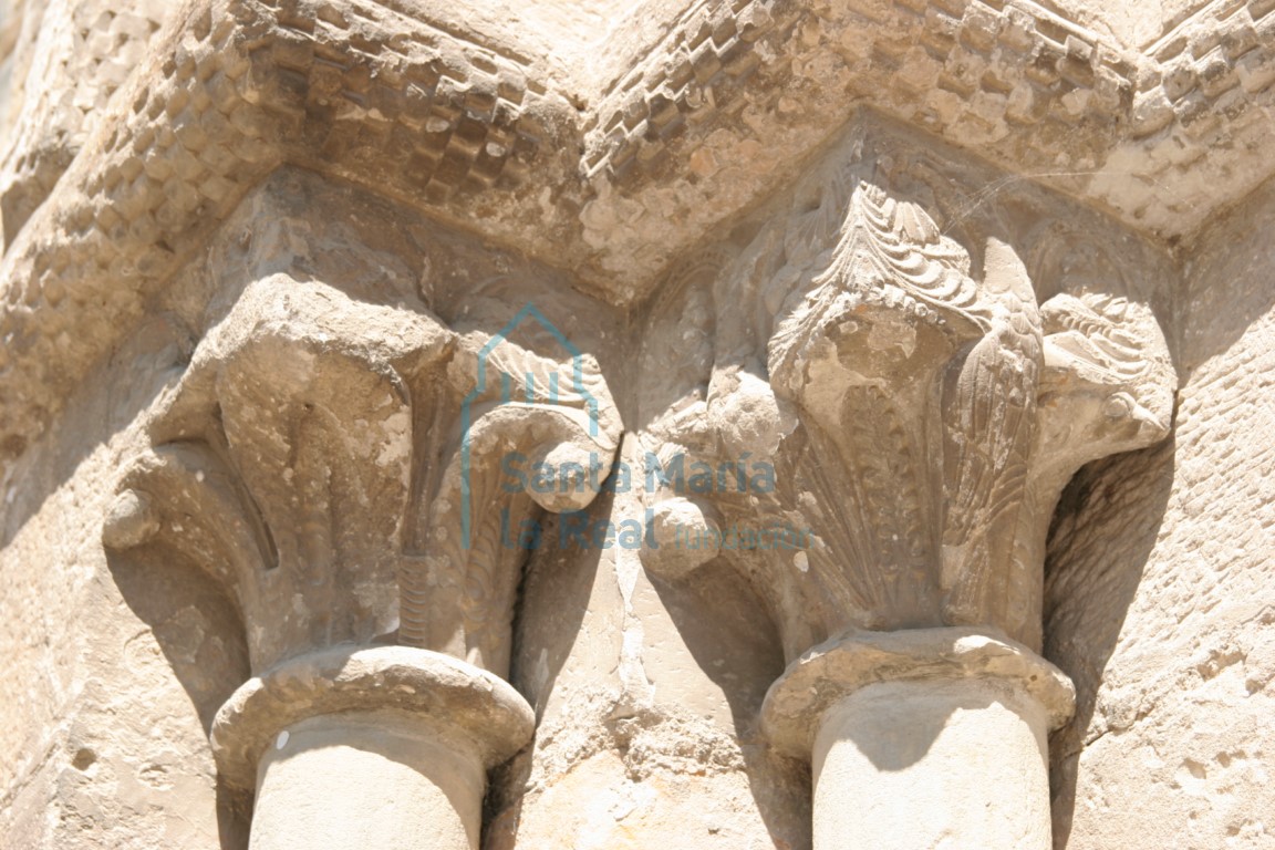 Capiteles del lado izquierdo de la portada
