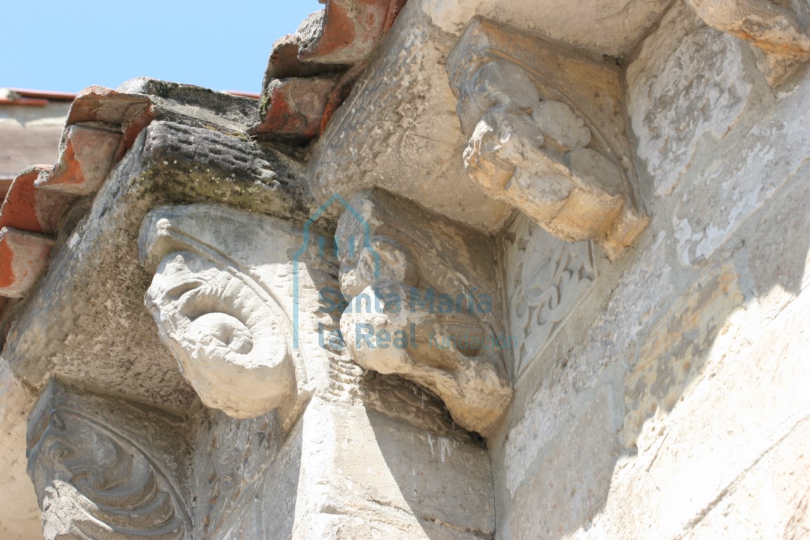 Detalle de la cornisa absidal