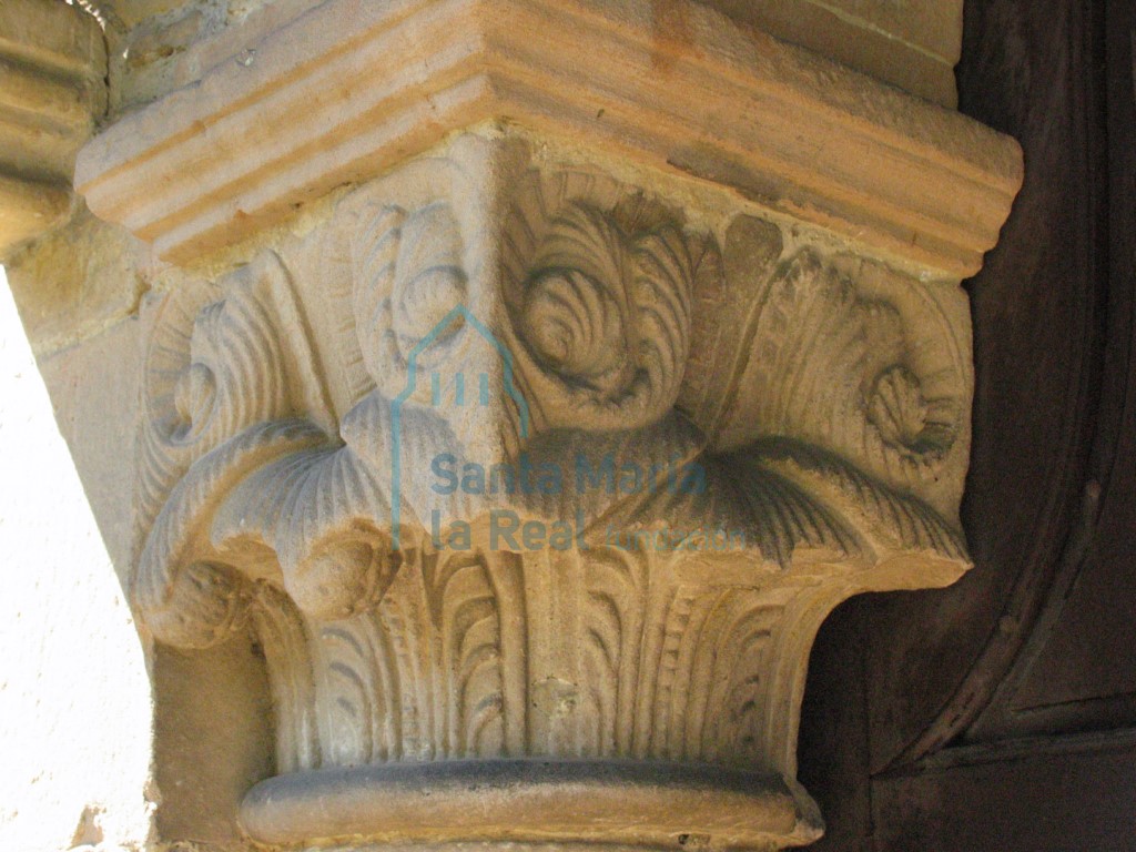 Columna a la derecha de la portada. Detalles del capitel