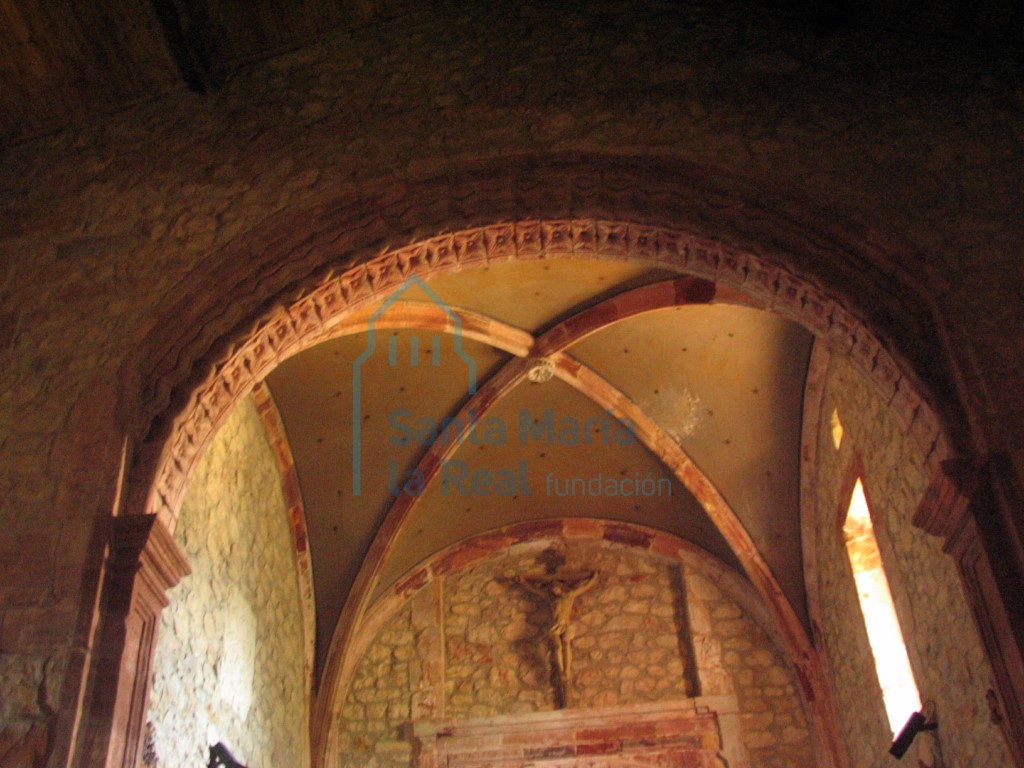 Rosca del arco triunfal y hornacina con piezas procedentes de San Martín de Soto