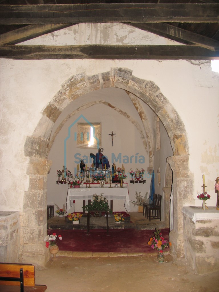 Interior hacia la cabecera, arco triunfal