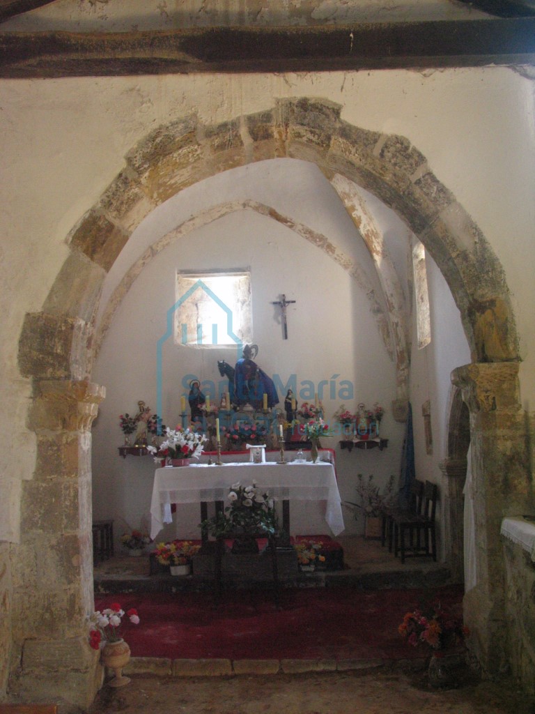 Interior hacia la cabecera, arco triunfal