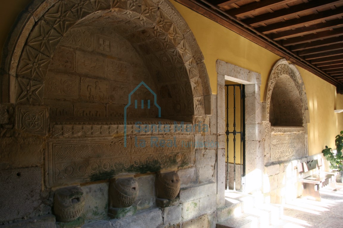 Vista de los dos arcosolios