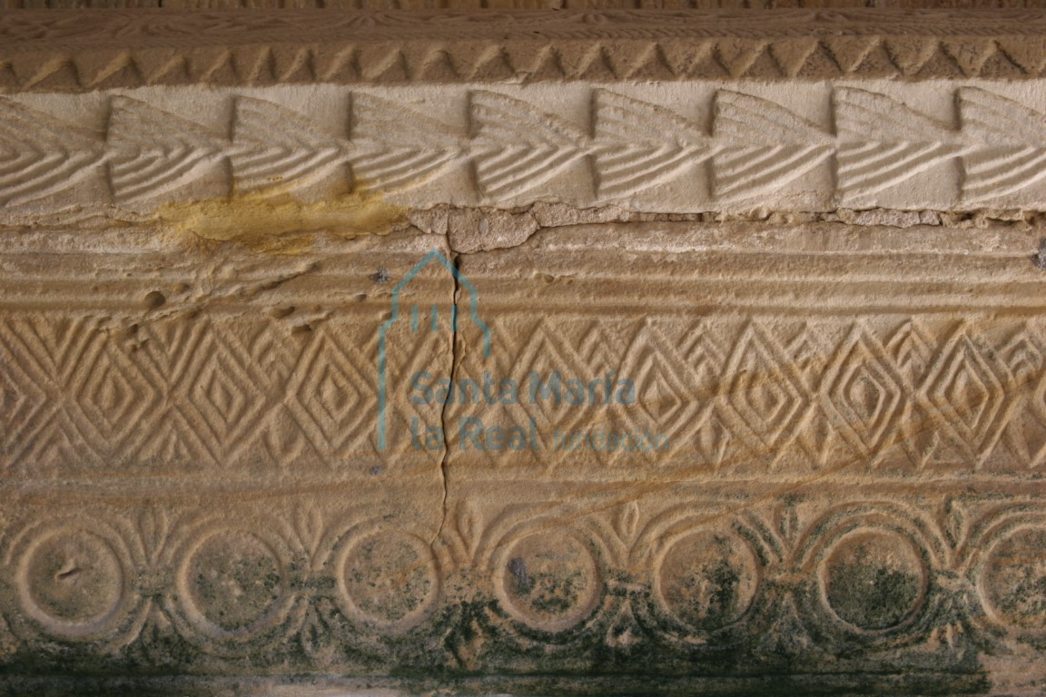 Detalle de la urna del arcosolio de la izquierda