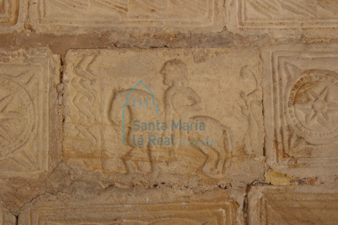 Arcosolio de la izquierda. Relieve del caballero