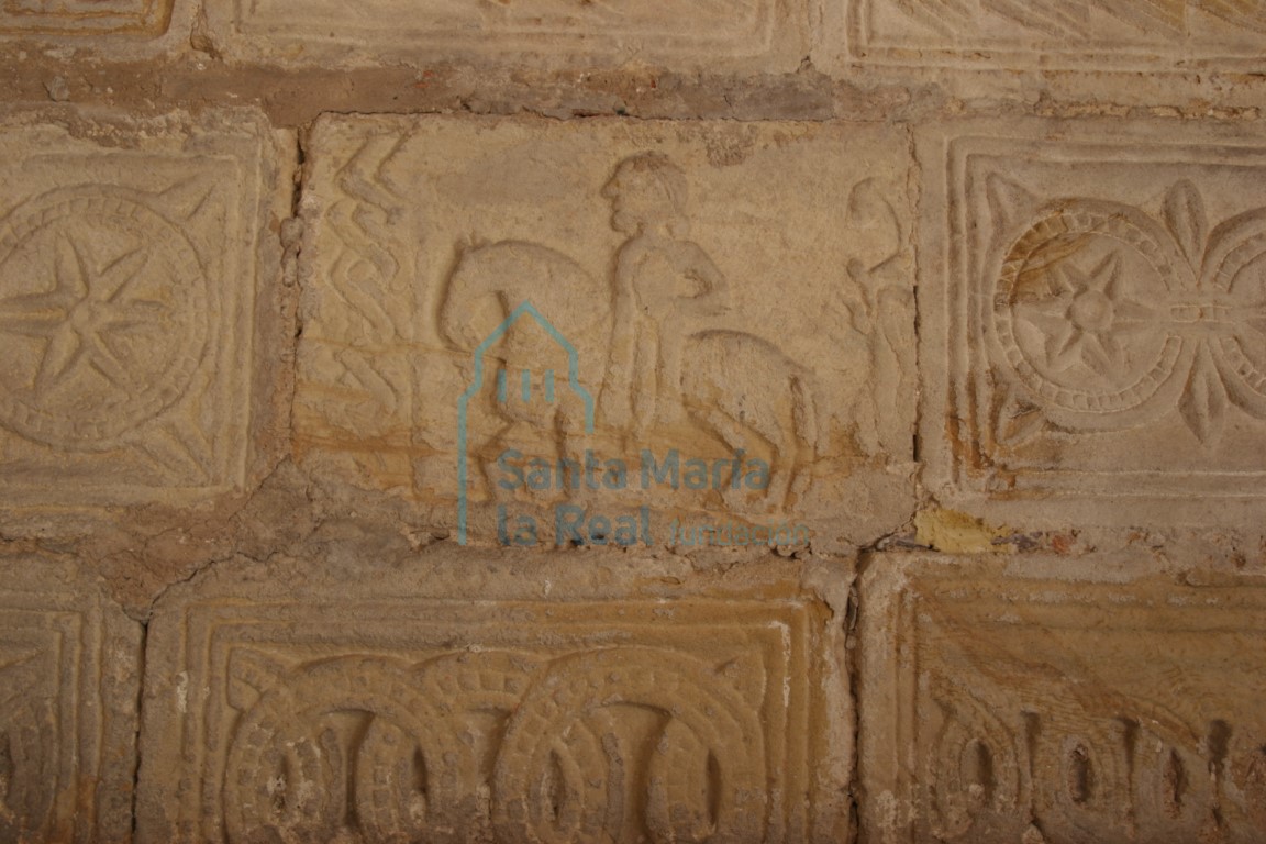 Detalle del arcosolio de la izquierda. Relieve del caballero