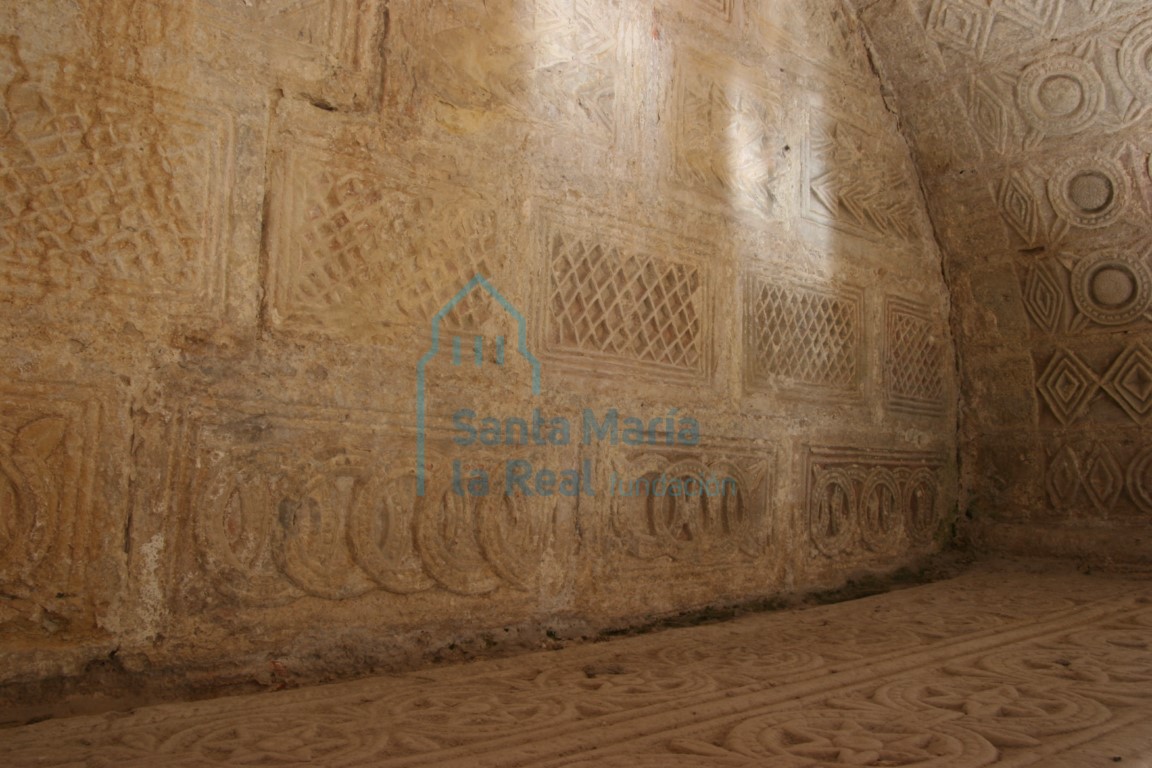 Lauda sepulcral de arcosolio de la derecha