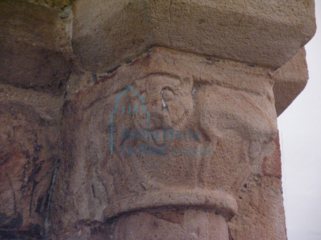 Detalle de un capitel del arco triunfal. Cuadrúpedos afrontados con una cabeza común