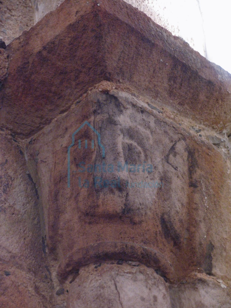 Detalle de un capitel del arco rtiunfal. Gloutón