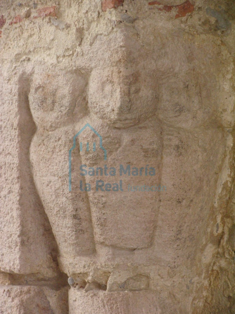 Capitel de la portada. Figuras antropomorfas que recuerdan a los clérigos